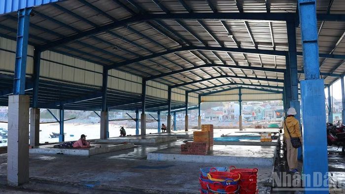 Nhà mát, nơi tổ chức trưng bày, buôn bán hải sản địa phương.
