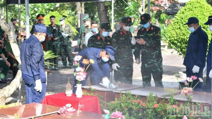 Thành viên đội lấy mẫu hài cốt liệt sĩ thực hiện nhiệm vụ tại Nghĩa trang liệt sĩ thành phố.