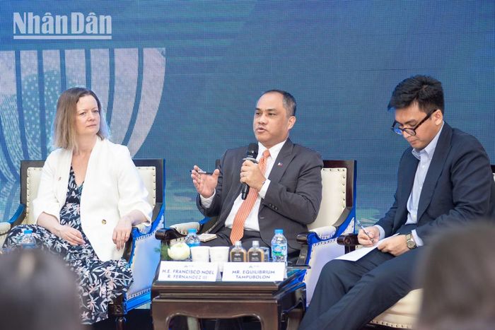 Đại sứ Francisco Noel R. Fernandez III khẳng định tầm quan trọng của chính sách đối ngoại độc lập. (Ảnh: MINH DUY)