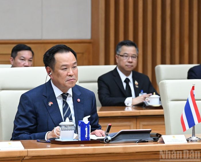 Thủ tướng Vương quốc Thái Lan Anutin Charnvirakul phát biểu tại hội đàm.