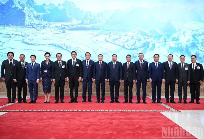 Thủ tướng Lê Minh Hưng và Thủ tướng Vương quốc Thái Lan Anutin Charnvirakul với thành viên của hai đoàn.