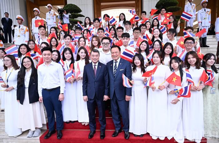 Thủ tướng Lê Minh Hưng và Thủ tướng Vương quốc Thái Lan Anutin Charnvirakul với sinh viên Việt Nam.