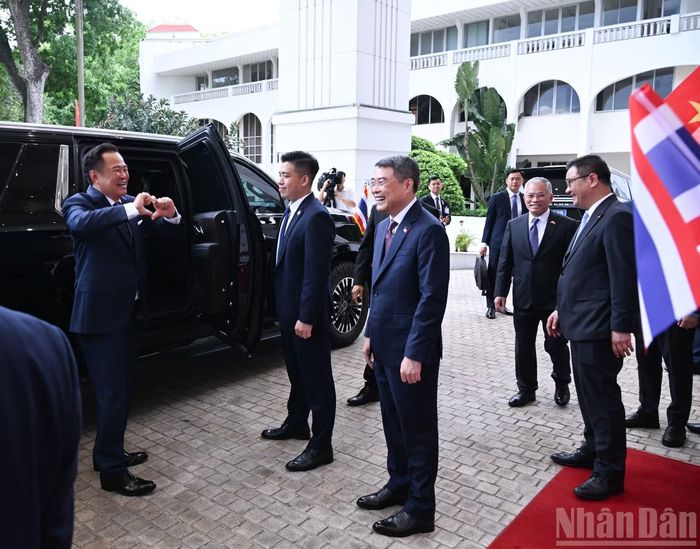 Thủ tướng Lê Minh Hưng tiễn Thủ tướng Vương quốc Thái Lan Anutin Charnvirakul.