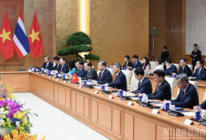 Thủ tướng Lê Minh Hưng và các thành viên Chính phủ Việt Nam tại cuộc hội đàm với Thủ tướng Vương quốc Thái Lan Anutin Charnvirakul.