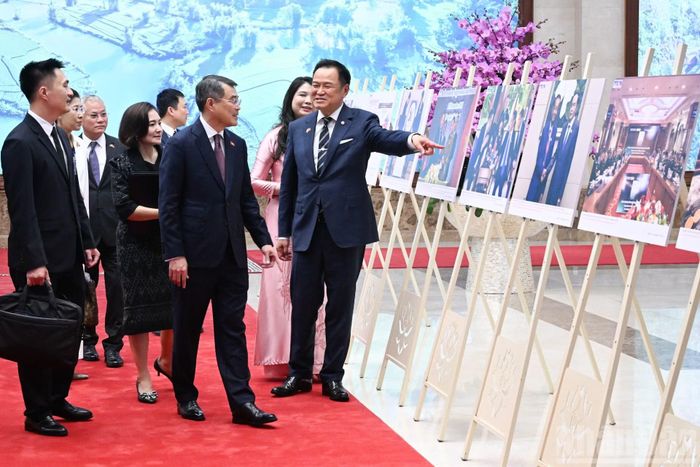 Thủ tướng Lê Minh Hưng và Thủ tướng Vương quốc Thái Lan Anutin Charnvirakul tham quan triển lãm hình ảnh hợp tác của hai nước.