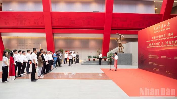 Quang cảnh Lễ khởi động chương trình “Hành trình đỏ nghiên cứu học tập: Theo dấu con đường Trường Chinh-Thanh niên Trung-Việt khám phá thành phố Tam Minh”.