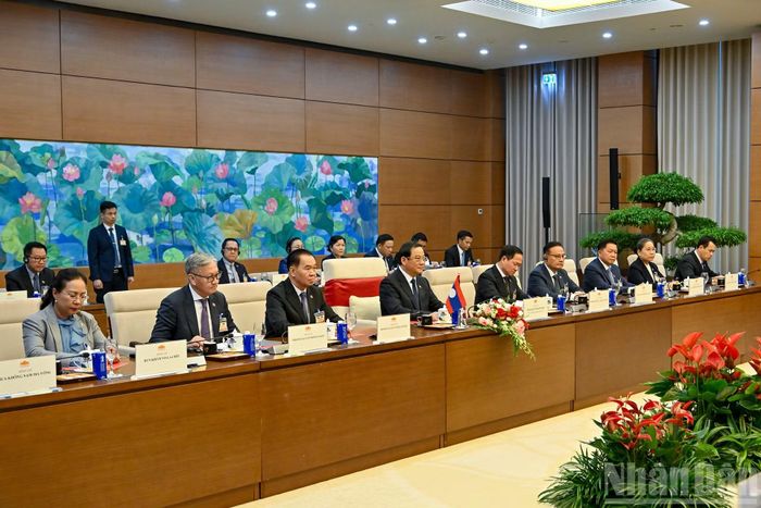 Thủ tướng Lào Sonexay Siphandone cùng các đại biểu tháp tùng tại hội kiến.