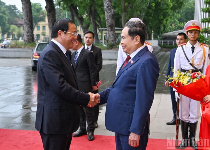 Chủ tịch Quốc hội Trần Thanh Mẫn đón Thủ tướng Lào Sonexay Siphandone.