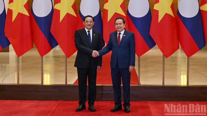 Chủ tịch Quốc hội Trần Thanh Mẫn và Thủ tướng Lào Sonexay Siphandone.