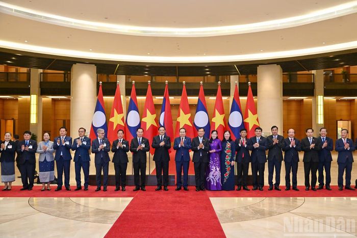 Chủ tịch Quốc hội Trần Thanh Mẫn và Thủ tướng Lào Sonexay Siphandone cùng các đại biểu tại hội kiến.