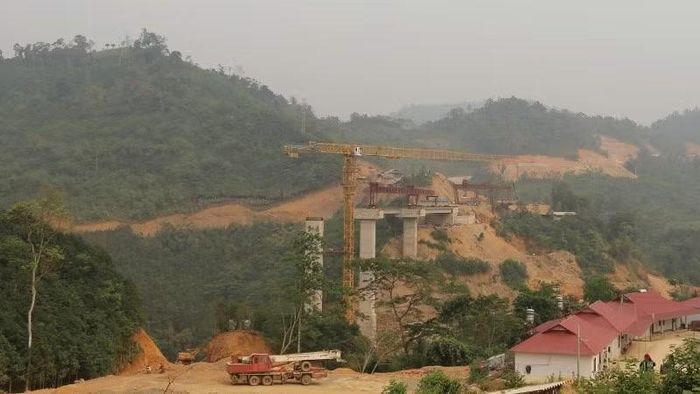 Hạng mục cầu Tà Han trên tuyến dự án đường kết nối hồ Ba Bể sang Na Hang (Tuyên Quang). (Ảnh: THU CÚC)