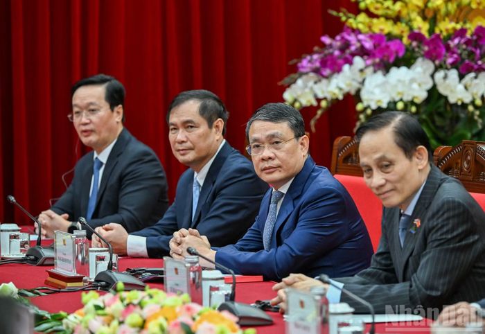 Các đồng chí Ủy viên Bộ Chính trị, Ủy viên Trung ương Đảng và lãnh đạo các Ban Đảng dự cuộc tiếp. (Ảnh: DUY LINH)