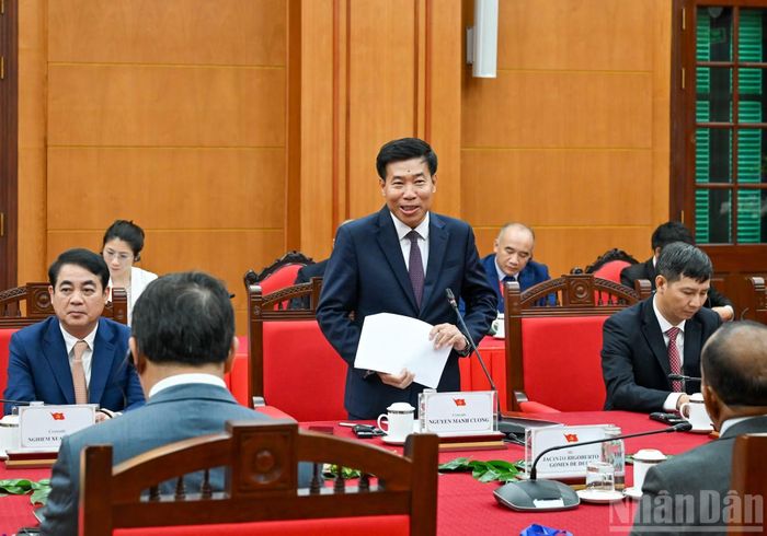 Thứ trưởng Ngoại giao Nguyễn Mạnh Cường phát biểu tại cuộc tiếp. (Ảnh: DUY LINH)