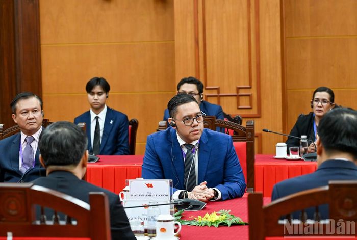 Trưởng ban Thông tin Truyền thông đảng Golkar kiêm Phó chủ tịch Ủy ban Quốc phòng, An ninh, Đối ngoại và Thông tin tình báo, Hạ viện Indonesia Dave Akbarshah Fikarno Laksono phát biểu tại cuộc tiếp. (Ảnh: DUY LINH)