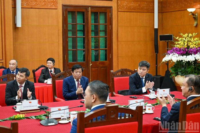 Các đồng chí Ủy viên Trung ương Đảng và lãnh đạo các Ban Đảng dự cuộc tiếp. (Ảnh: DUY LINH)