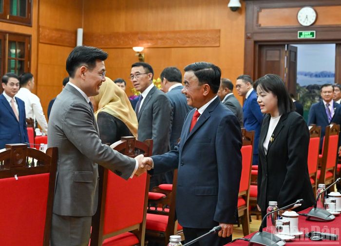 Thường trực Ban Bí thư Trần Cẩm Tú với Trưởng đoàn chính đảng các nước ASEAN tại cuộc tiếp. (Ảnh: DUY LINH)
