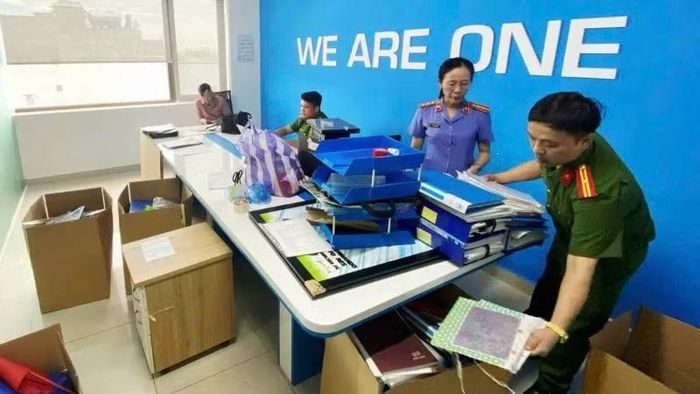 Lực lượng chức năng thu giữ nhiều tài liệu phục vụ điều tra vụ án.
