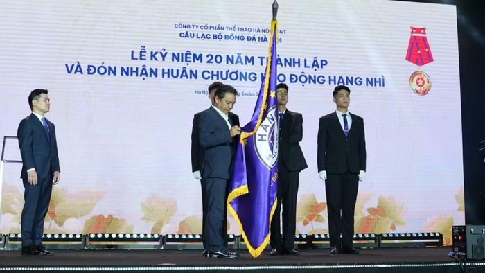 Thứ trưởng Văn hóa, Thể thao và Du lịch Hoàng Đạo Cương trao Huân chương Lao động hạng Nhì cho câu lạc bộ bóng đá Hà Nội.