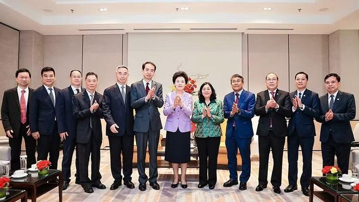 Các đồng chí Bùi Thị Minh Hoài, Hàm Huy (lần lượt thứ 5 và 6 từ phải sang) cùng các đại biểu Việt Nam-Trung Quốc tại buổi tiếp.