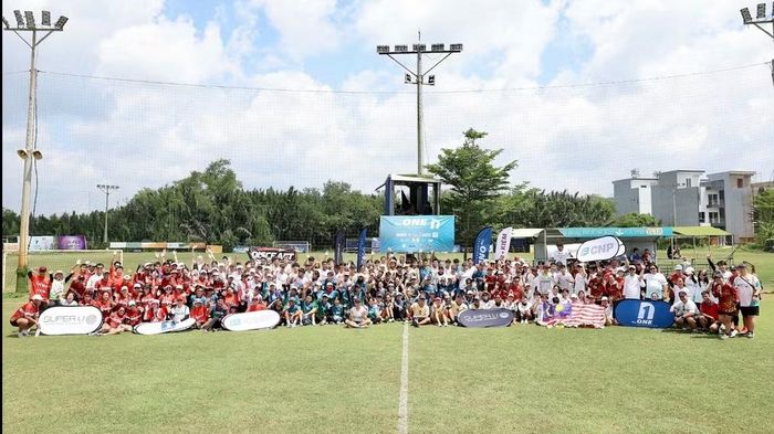 Giải đấu là dịp để các đội giao lưu trên tinh thần thể thao chân chính.