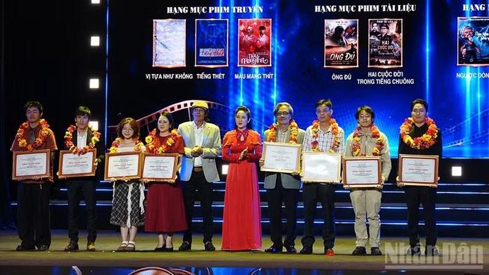 Các đại biểu trao Giải Ba cho các tác phẩm đoạt giải.
