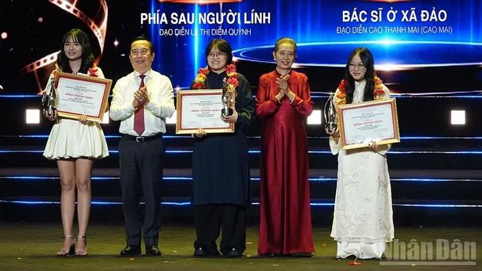 Các đại biểu trao cho các tác phẩm đoạt Giải Nhì.