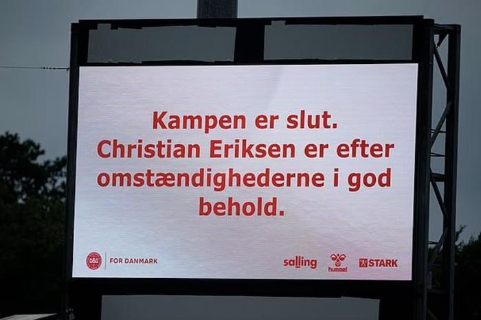Màn hình lớn trên sân Odense thông báo về sự cố với Eriksen