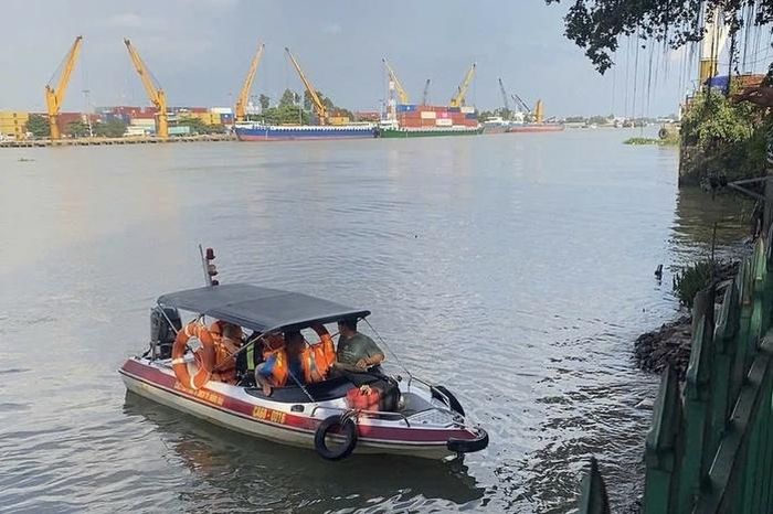 Lực lượng chức năng tổ chức tìm kiếm nạn nhân mất tích trên sông Đồng Nai. Ảnh: X.Đ