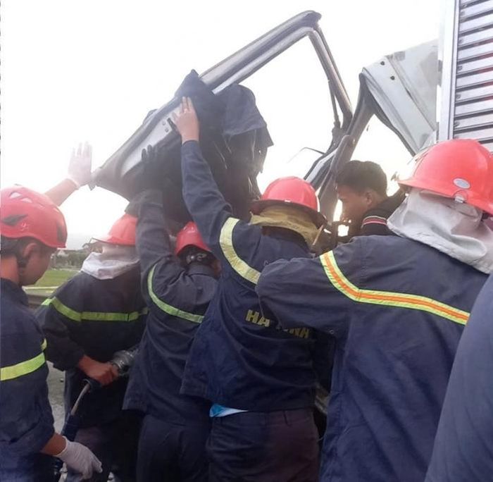 Lực lượng chức năng tiến hành giải cứu các nạn nhân