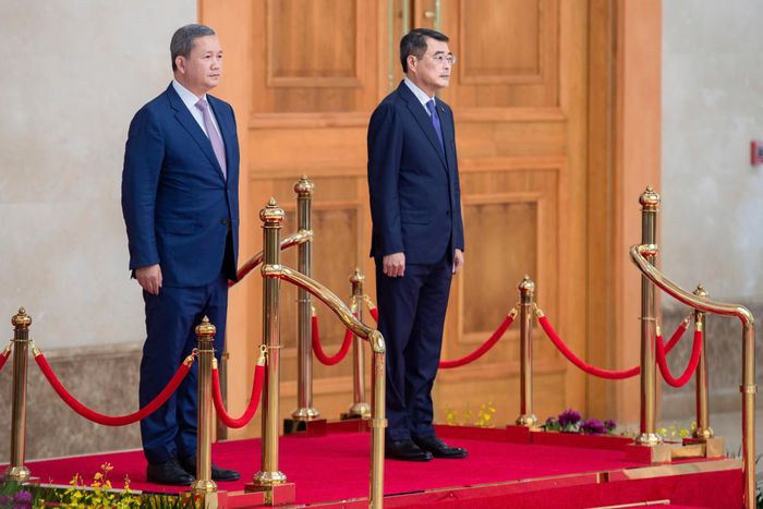 Thủ tướng Lê Minh Hưng và Thủ tướng Campuchia Hun Manet nghe Quân nhạc cử Quốc thiều hai nước. Ảnh: Hữu Hưng