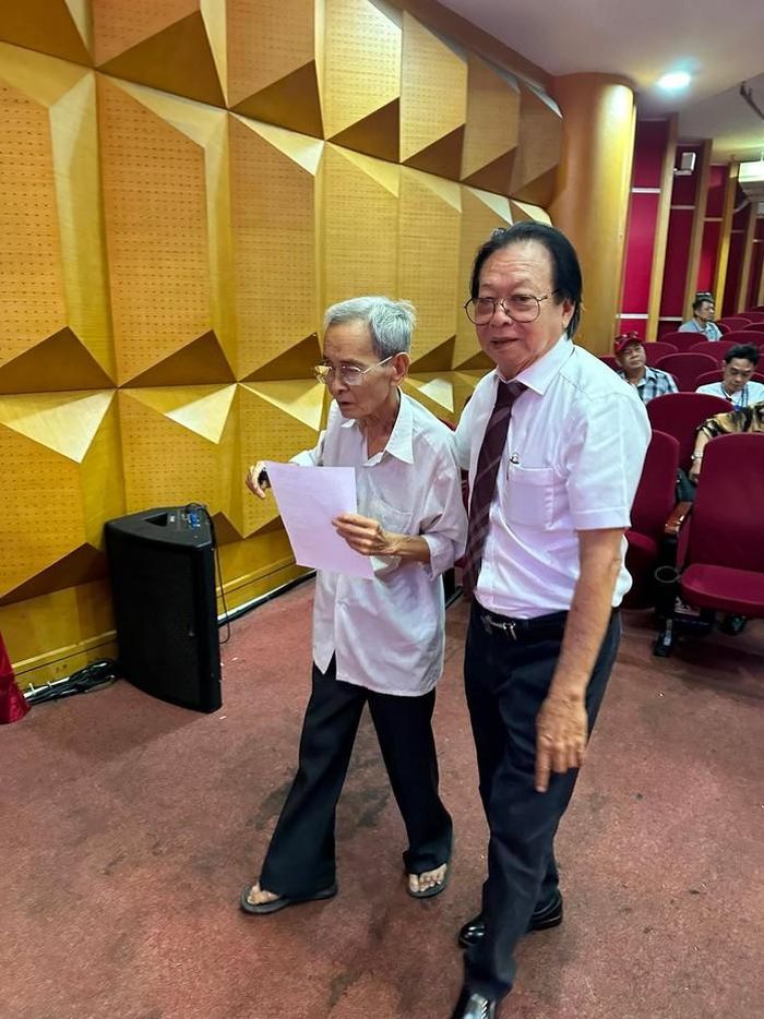 NSND Trần Ngọc Giàu dìu thầy của ông là đạo diễn Thanh Hạp đến thùng phiếu tham gia bầu chọn BCH mới