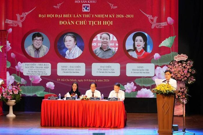Nhà báo, đạo diễn Thanh Hiệp (Trưởng Ban Lý luận phê bình) thông qua quy chế Đại hội