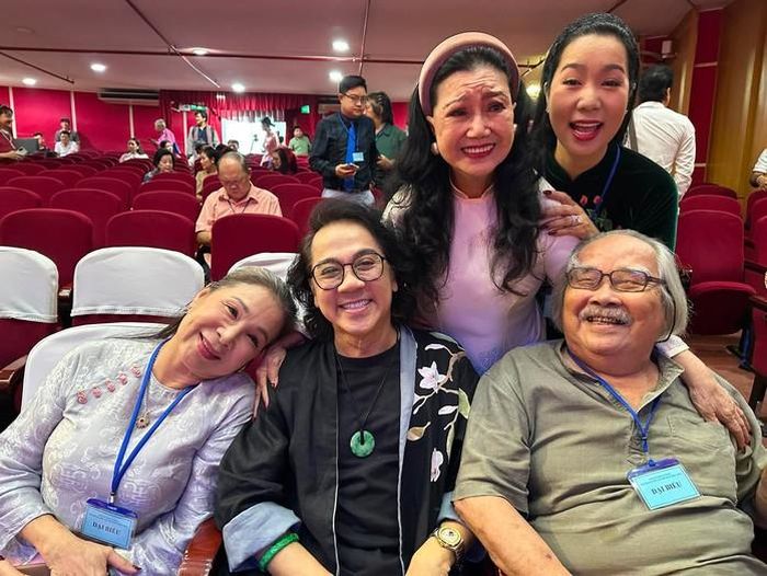 Từ trái sang: NSND Kim Xuân, NSƯT Thành Lộc, NSND Kim Cương, NSND Trịnh Kim Chi., NSND Trần Minh Ngọc
