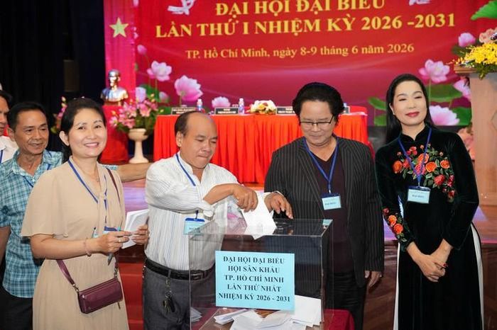 Các đại biểu bỏ phiếu bầu Ban chấp hành Hội Sân khấu TP HCM (nhiệm kỳ 2026-2031)