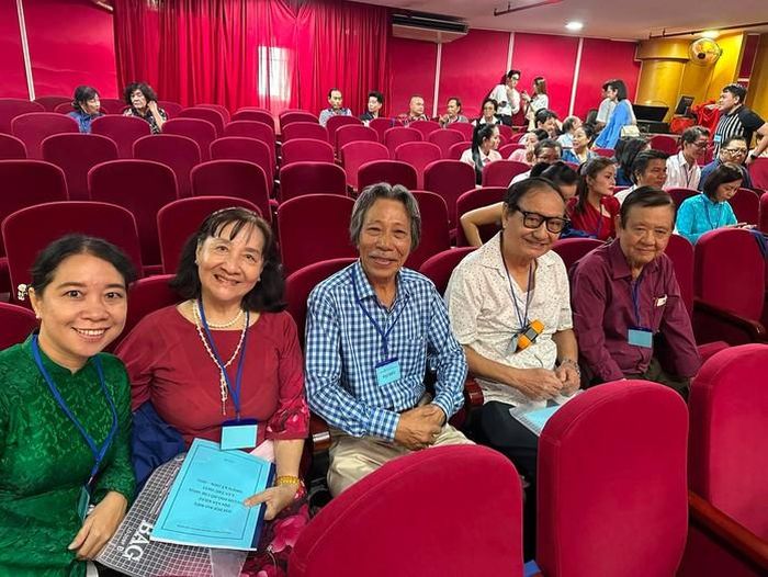 Từ trái sang: Tác giả Trần Mỹ Trang, Ngọc Trúc, Nguyễn Thanh Bình, Nguyễn Kháng Chiến, Đức Hiền