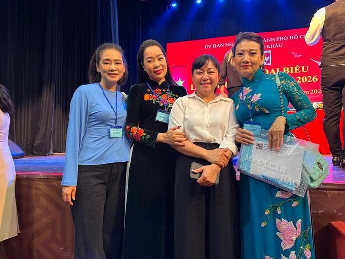 Từ trái sang: NSƯT Tuyết Thu, NSND Trịnh Kim Chi, bà Nguyễn Thị Ngọc Diễm và NSND Mỹ Uyên