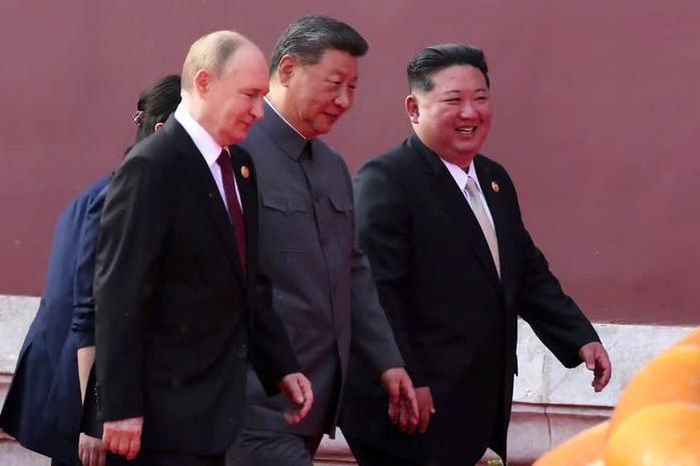 Tổng thống Nga Vladimir Putin, Chủ tịch Trung Quốc và nhà lãnh đạo Triều Tiên Kim Jong-un tại buổi lễ duyệt binh ở Bắc Kinh vào tháng 9-2025. Ảnh: AP