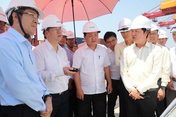 Ông Nguyễn Mạnh Hùng, Chủ tịch UBND TP Đà Nẵng, kiểm tra khu vực triển khai dự án luồng Cửa Lở hồi tháng 3