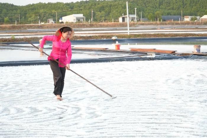 Những cánh đồng muối ở Thiềng Liềng là điểm nhấn thu hút du khách khám phá đời sống vùng đảo.