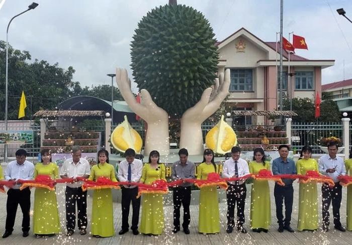 Khánh thành biểu tượng trái sầu riêng Ngũ Hiệp