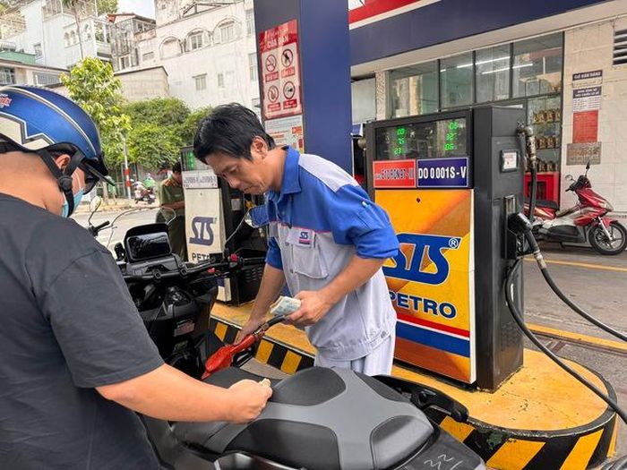 Khách đổ xăng E10 RON 97 tại cây xăng trên đường Bùi Thị Xuân, phường Bến Thành, TPHCM