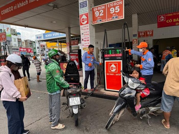 Cây xăng góc đường Lý Thái Tổ và Lê Hồng Phong, phường Vườn Lài, TPHCM, có nhiều trụ bơm xăng E5