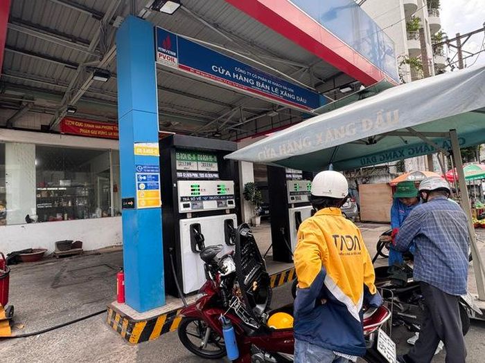 Cây xăng PVOIL trên đường Nguyễn Đình Chiểu, phường Bàn Cờ, TPHCM có bán xăng E5