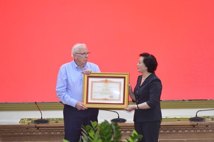 Ông Robert Ambrose Connor (cựu binh Mỹ) nhận bằng khen của Thủ tướng Chính phủ vì đã có thành tích xuất sắc cung cấp thông tin về 2 khu mộ liệt sĩ tập thể tại khu vực đường Trường Chinh, phường Kon Tum, tỉnh Quảng Ngãi và khu mộ liệt sĩ tập thể tại khu vực công viên Lê Thị Riêng, phường Hòa Hưng, TPHCM