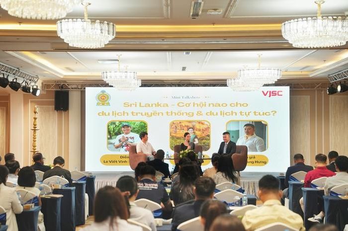 Các chuyên gia du lịch, travel blogger chia sẻ tại talkshow về du lịch tới Sri Lanka trong khuôn khổ hội thảo