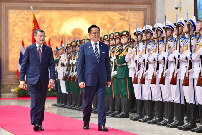 Thủ tướng Lê Minh Hưng và Thủ tướng Anutin Charnvirakul duyệt Đội Danh dự Quân đội nhân dân Việt Nam. Ảnh: Hữu Hưng