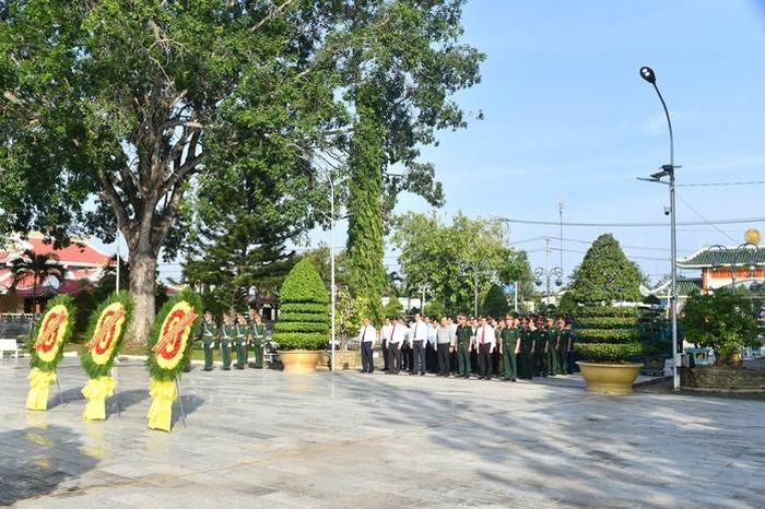 Lãnh đạo Ban Chỉ đạo 515 Quân khu 9, Ban Chỉ đạo 515 TP Cần Thơ và các sở, ngành thành phố, địa phương dự lễ dâng hoa, dâng hương