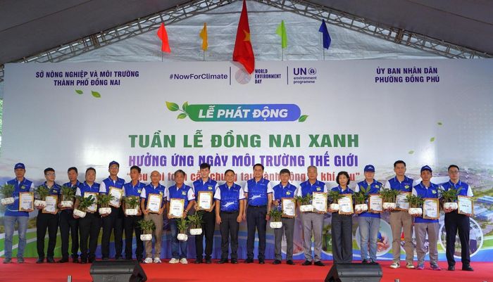 Ông Worawit Arunraksa, Giám đốc Phát triển bền vững C.P. Việt Nam (thứ 4 từ trái sang) cùng đại diện các đơn vị nhận thư cảm ơn từ Sở Nông nghiệp và Môi trường TP Đồng Nai