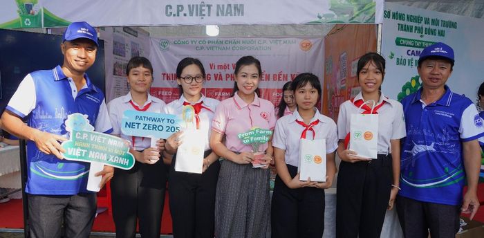 Học sinh tham gia hoạt động tìm hiểu kiến thức môi trường tại gian hàng C.P. Việt Nam trong khuôn khổ Tuần lễ Đồng Nai Xanh 2026