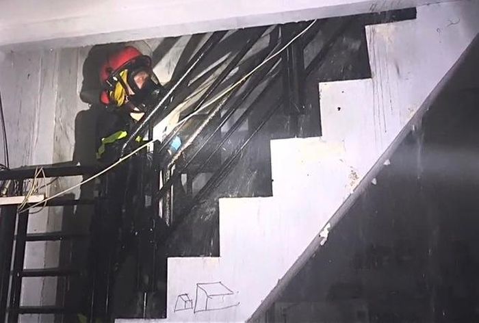 Cảnh sát nỗ lực dập lửa.